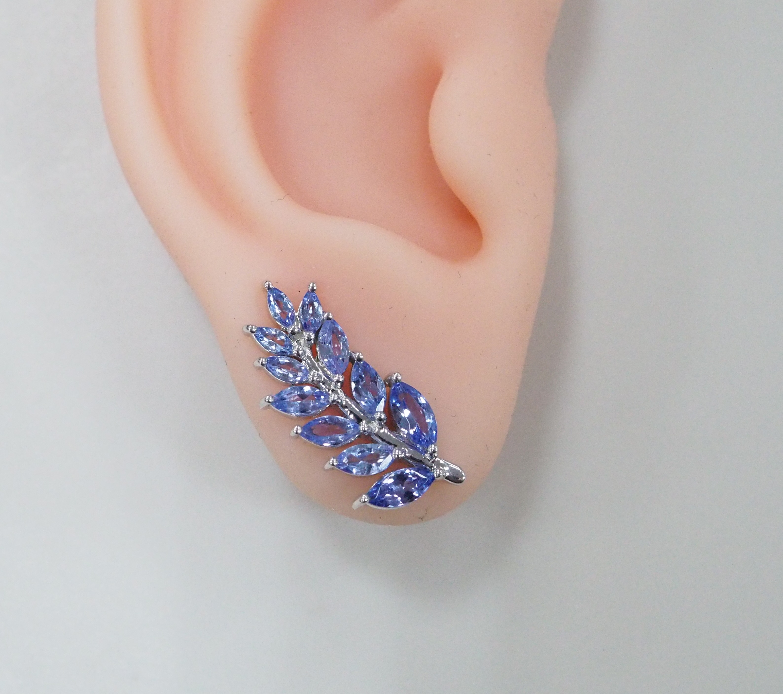 Серебряные серьги-каффы с танзанитами